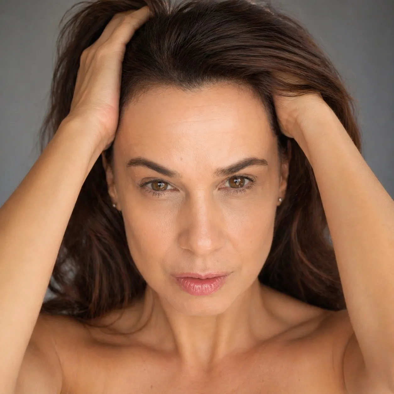Fernanda, founder of Essência Skin, gathering her hair back